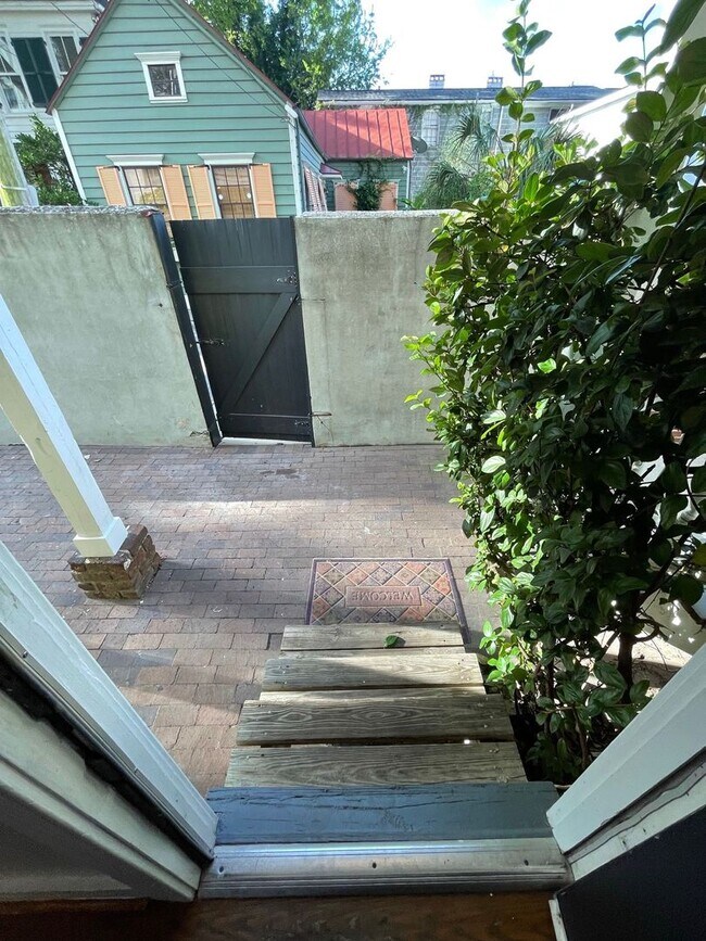 Building Photo - Charming one bedroom house in the heart of...