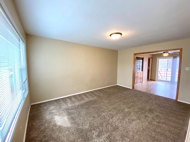Building Photo - 4 Bed 2 Bath Near Concordia!