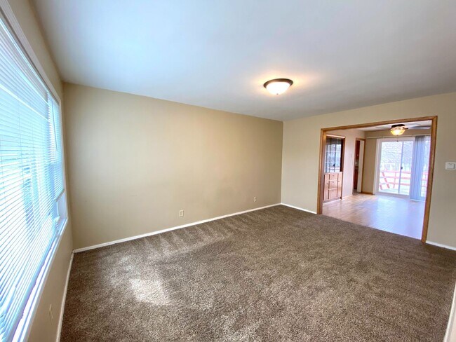 Foto del edificio - 4 Bed 2 Bath Near Concordia!