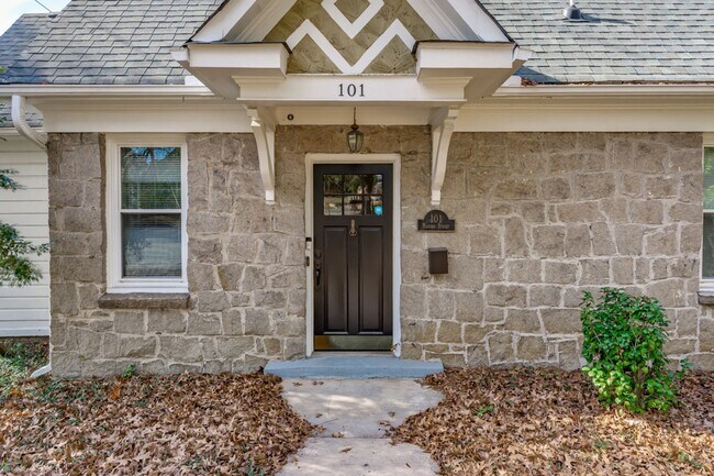 Building Photo - Leasing Now! - Charming 3-Bed, 2-Bath Stone Cottage in Shandon/Wales Garden - Walk to 5 Points!