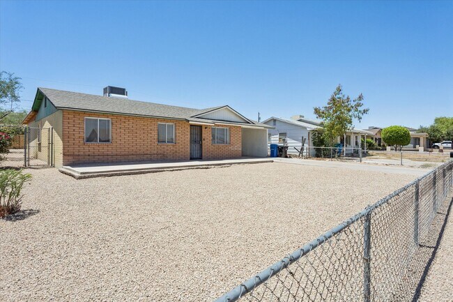 Foto del edificio - Completely updated minutes to Hiking at South Mountain!!!  Brand New Paint, Tile and Laminate Thr...