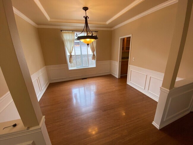 Foto del edificio - 4 Bed, Private Oasis Backyard, DuPont Home