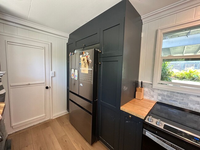 Foto del edificio - Beautifully Renovated Kailua Home | Walk t...