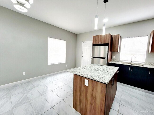 Foto del edificio - 3803 Las Vistas Ln