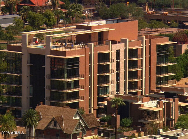 Foto del edificio - 208 W Portland St