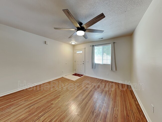 Foto del edificio - 446 E Park Oak Pl