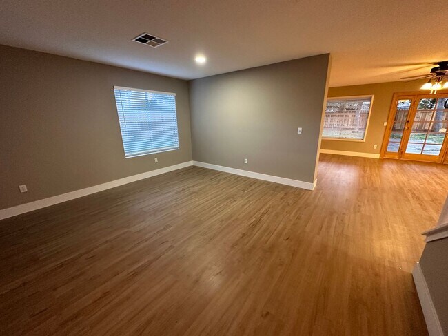 Building Photo - Beautiful 4 Bedroom 3 Bathroom in Quiet Ne...