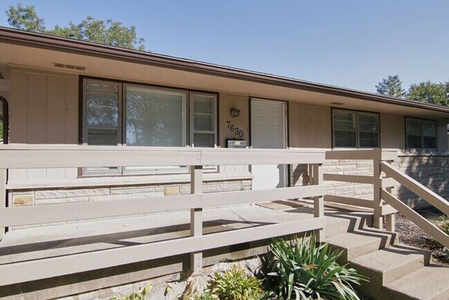 Foto del edificio - GREAT LAWRENCE TOWNSHIP HOME!