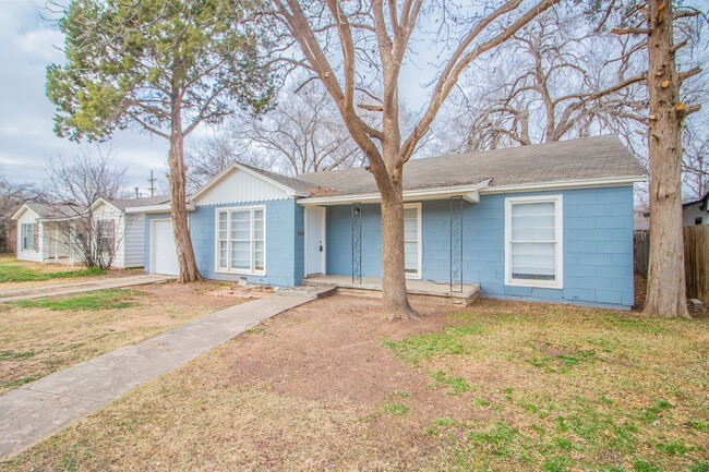 Building Photo - Spacious 3 bedroom