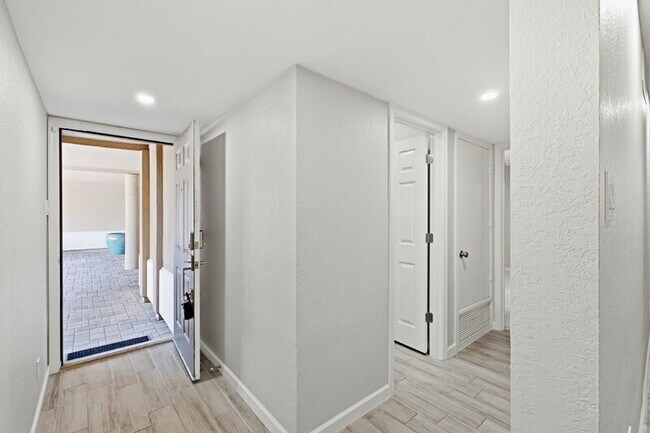 Foto del edificio - 2233 E Highland Ave