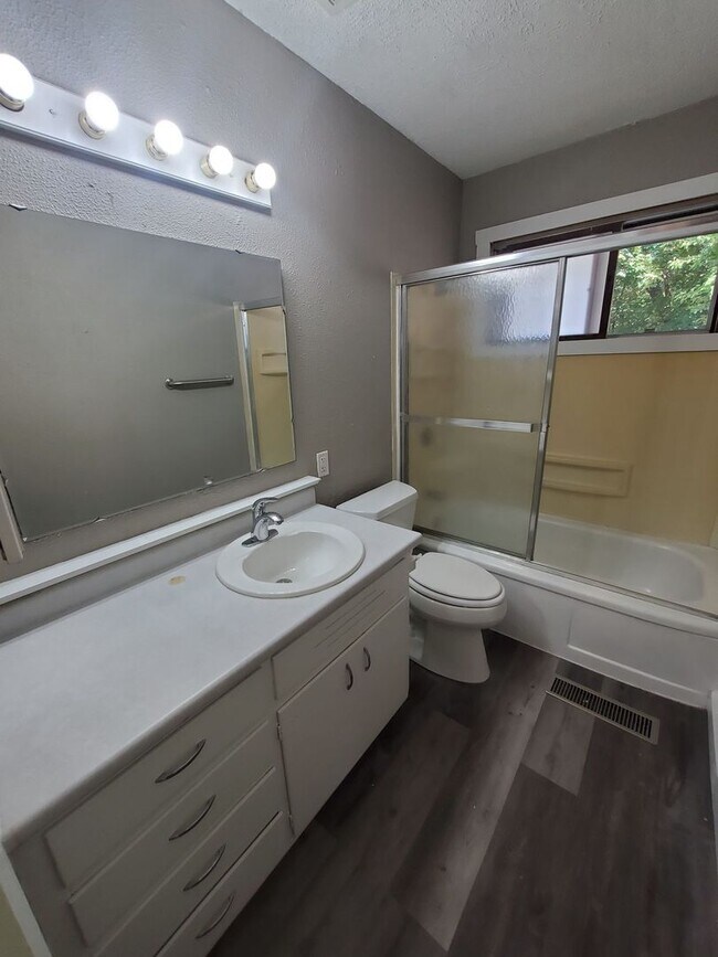 Building Photo - 3 Bedroom Single Family