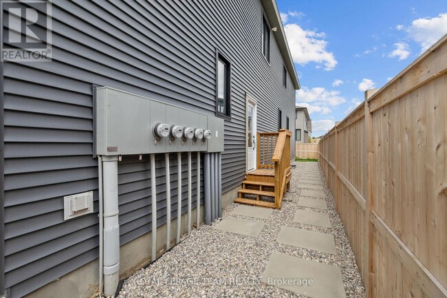 Building Photo - 908 Clarkia St