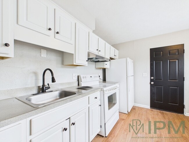 Building Photo - Available Now! Beautiful 4 Bedroom, 1 Bath...