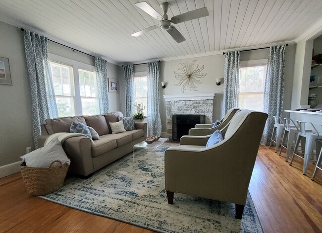 Building Photo - Beachside bungalow, fully furnished