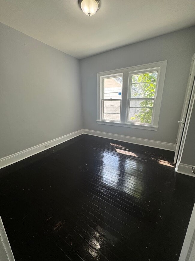 Building Photo - 3bd DOWNSTAIRS DUPLEX Shaker Sec 8/Cash Pay