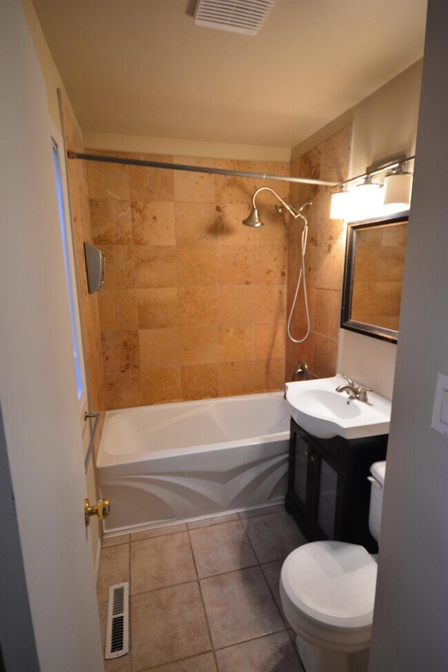 Photo du bâtiment - 2 Bed 1 Bath Unit in Calgary, AB