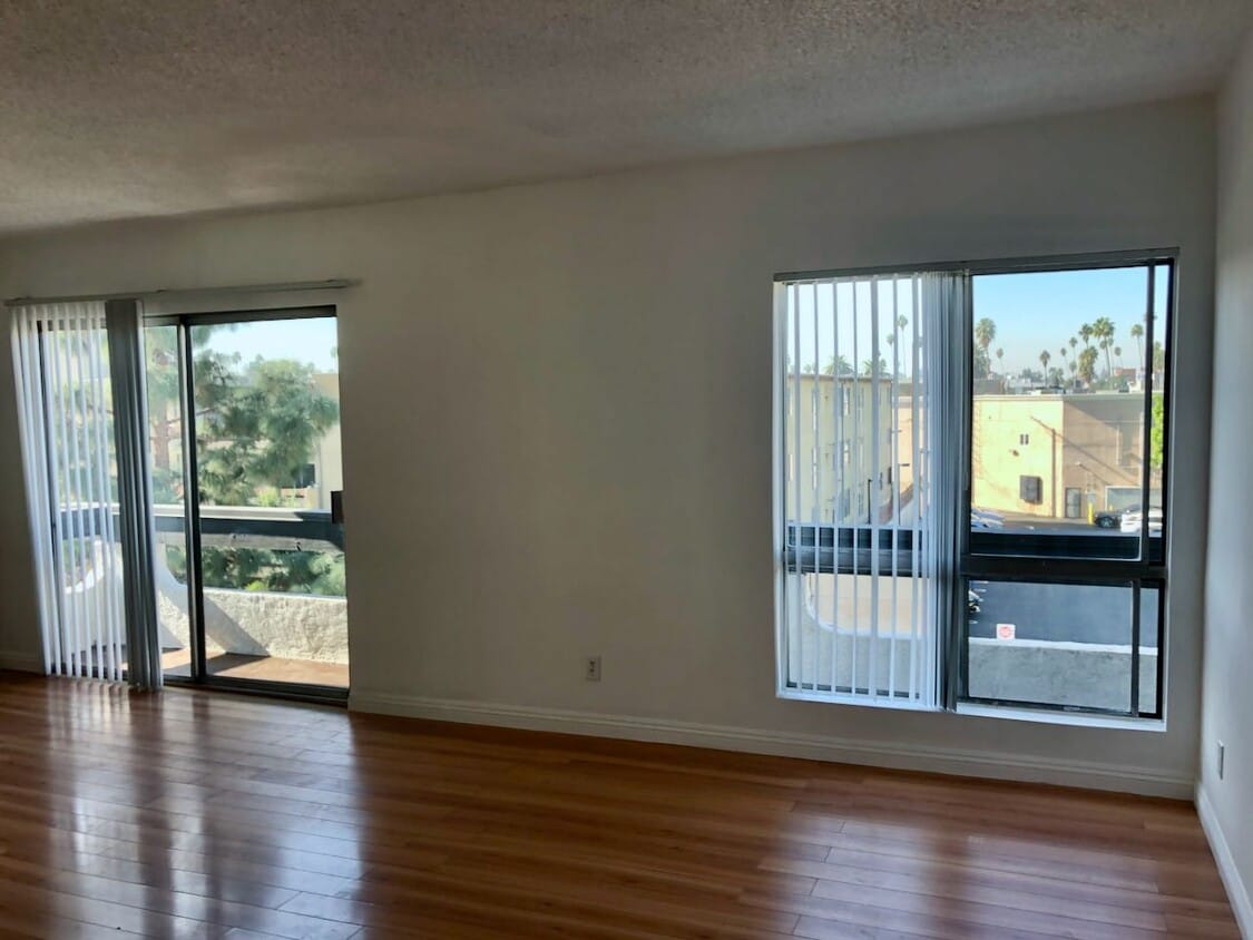 Living Room - 400 S Oxford Ave