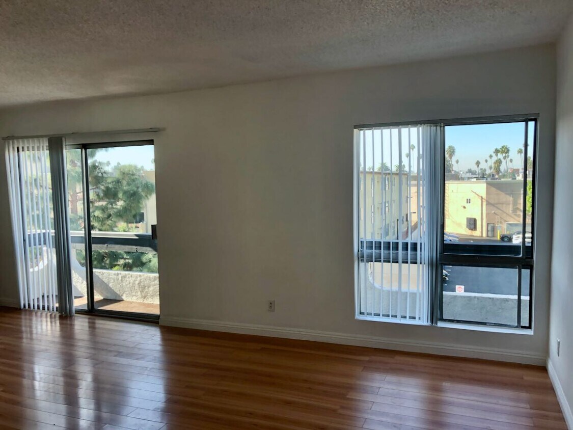 Living Room - 400 S Oxford Ave