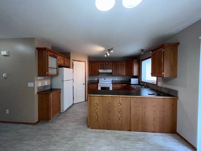 Building Photo - 4 Bed 1.5 Bath Unit in Red Deer, AB