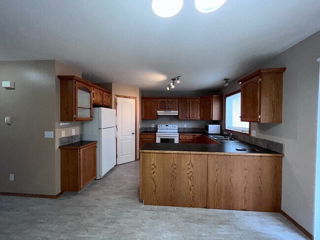 Photo du bâtiment - 4 Bed 1.5 Bath Unit in Red Deer, AB