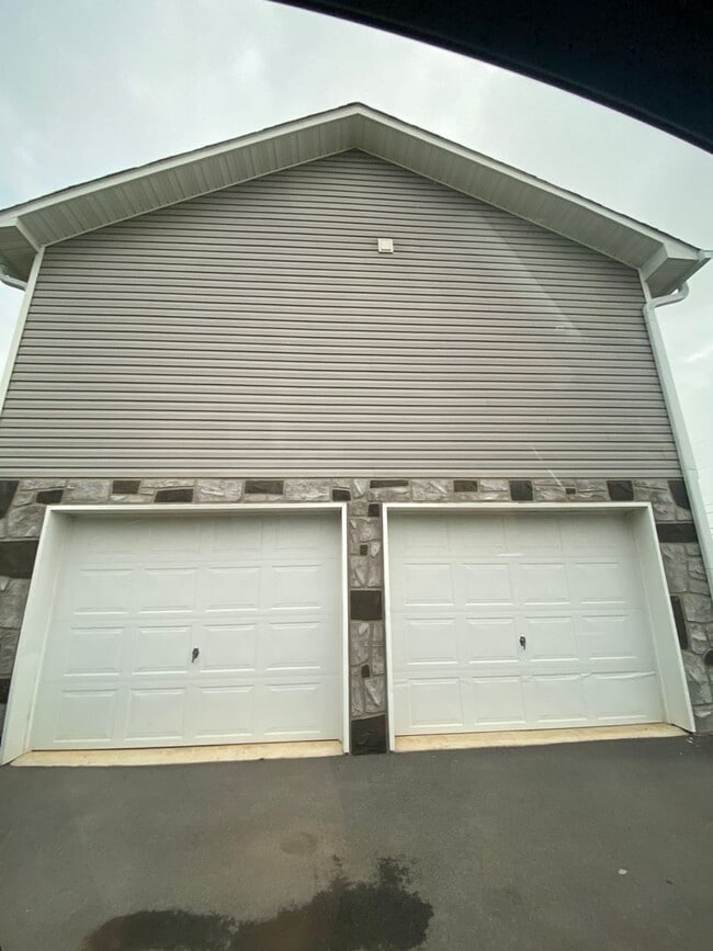 Building Photo - 3 bedroom 2 bath