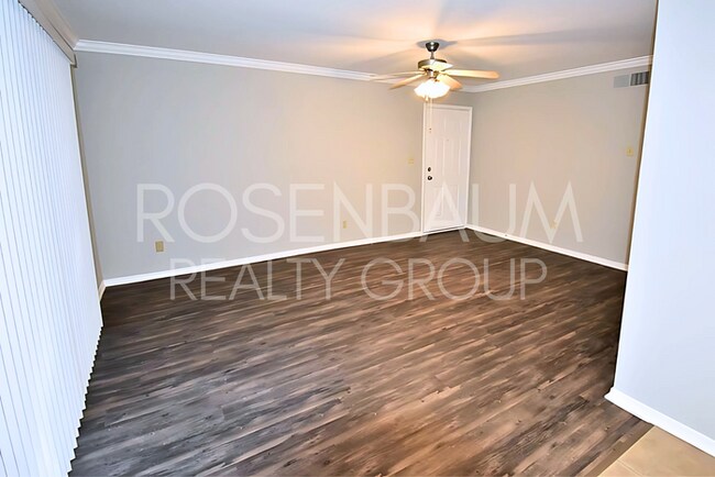 Building Photo - Beautiful 2-beds, 2-baths ground-level cor...