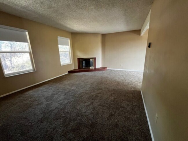 Foto del edificio - Charming multi-story duplex unit, nestled ...