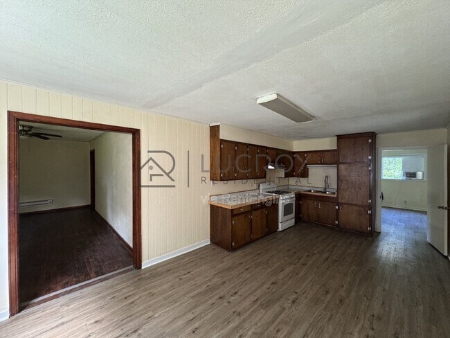 Building Photo - 3148 Sylvester Dr