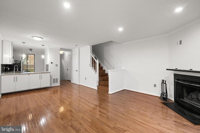 Building Photo - 1120 S Kenwood Ave