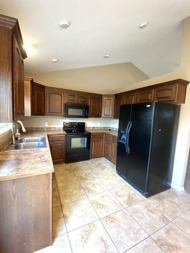 Building Photo - Spacious Three Bedroom Home in Taylor Hills