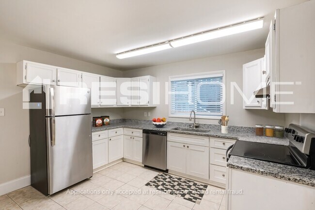 Building Photo - 428 Raintree Dr