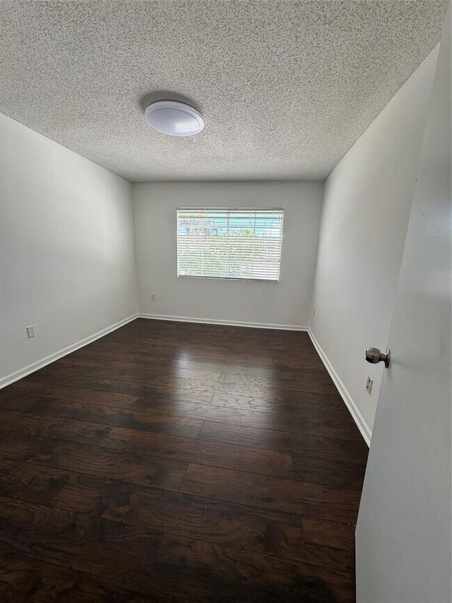 Building Photo - 5906 NW 47th Terrace