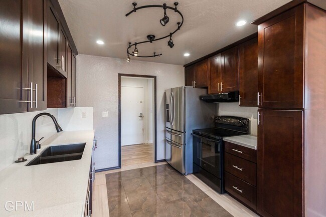 Foto del edificio - 1 br, 1.5 bath House - 320 E Stocker St  #317
