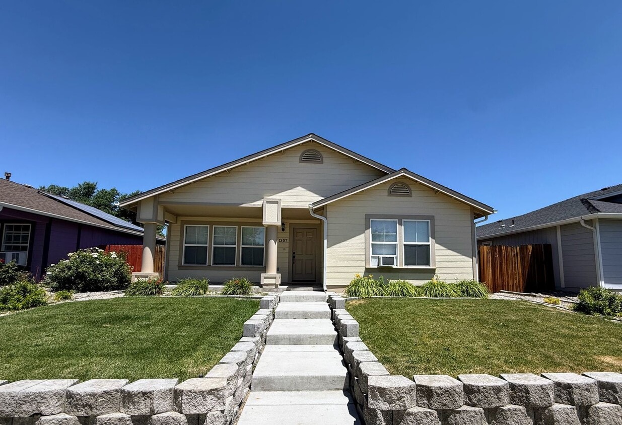 beautiful home with exceptional views and... - beautiful home  with exceptional views and...