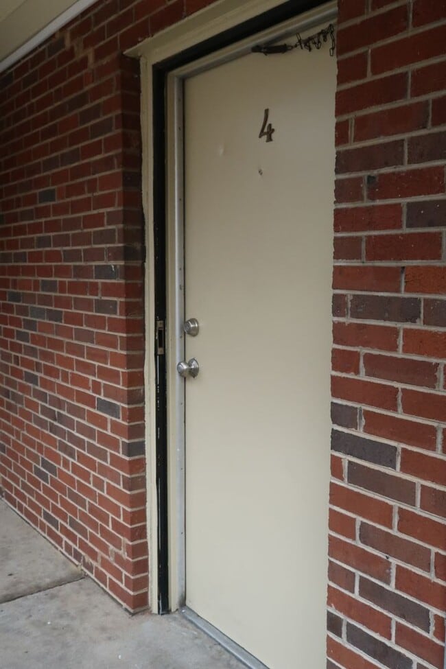 Building Photo - Very spacious condo on Lake Avenue! Lake Terrace #4 3bed/1bath $1900 per month includes assigned ...