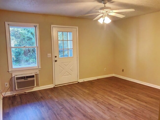 Building Photo - Conway - 1 bedroom, 1 bath Apartment