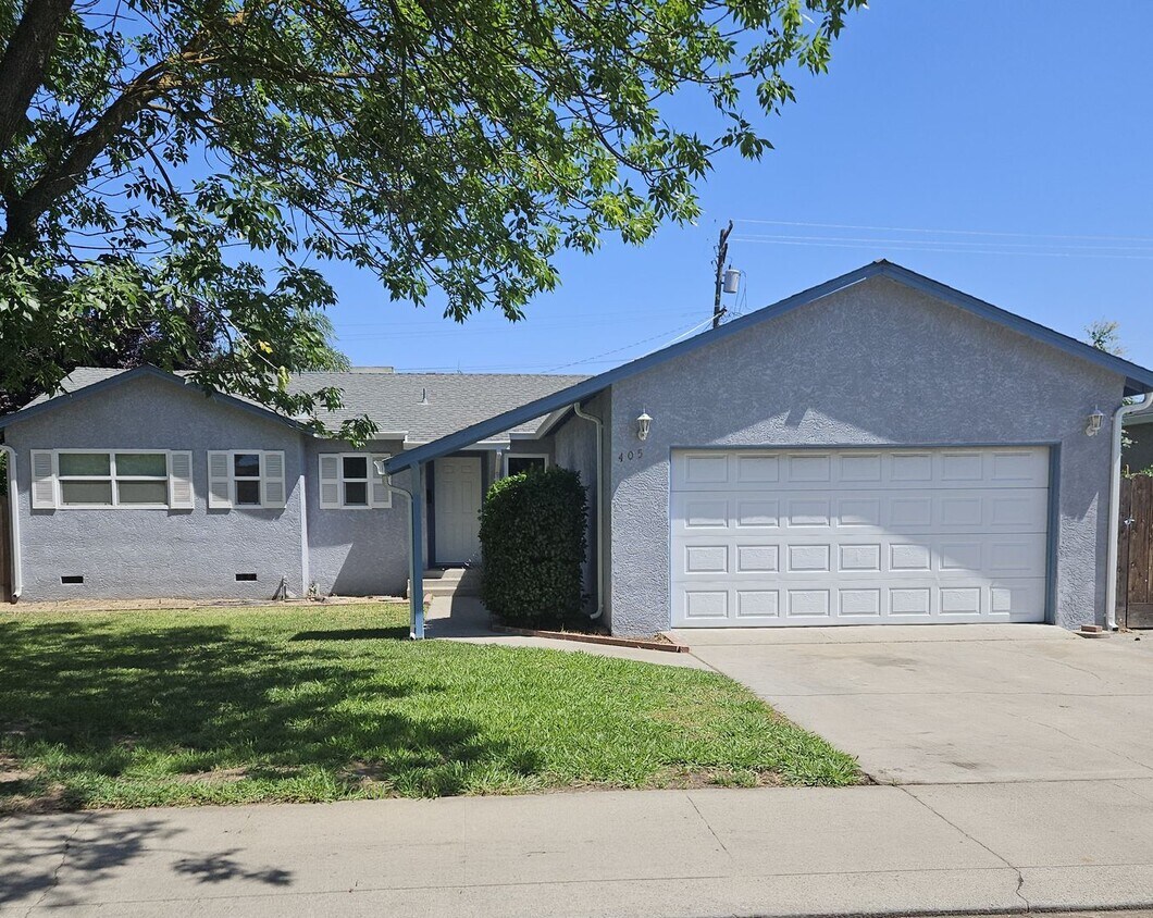 Primary Photo - Charming 3 Bedroom, 2 Bath Home w/Large Ba...
