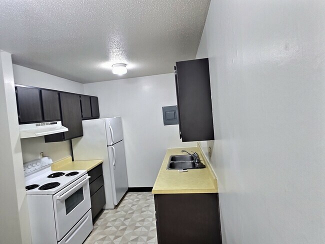 Building Photo - 650 Summit Dr