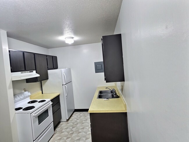 Building Photo - 650 Summit Dr