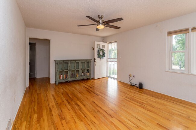 Foto del edificio - Lovely Downtown Property!