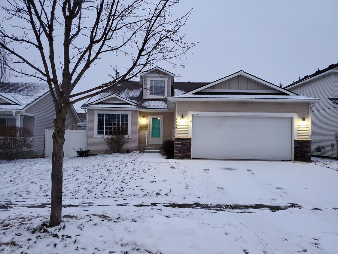 Foto principal - Beautiful 4 bedroom 3 bath home in Post Falls