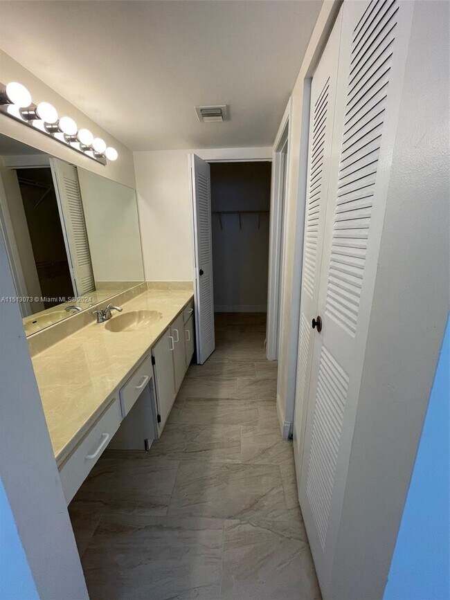 Building Photo - 9701 Westview Dr