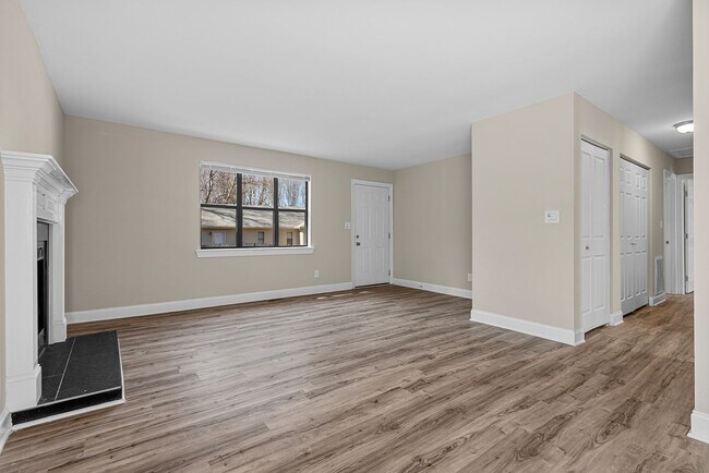Foto del edificio - Two bedroom triplex in Raleigh: Available Now
