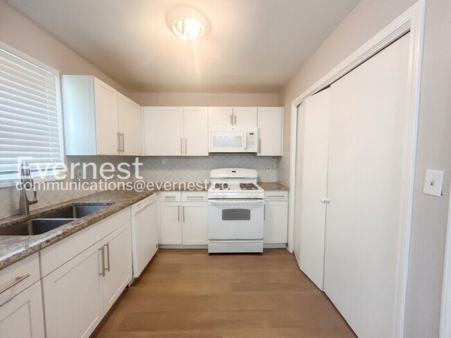 Building Photo - 2 Bed/2.5 Bath Town Home with Off-Street Parking / Available Soon!