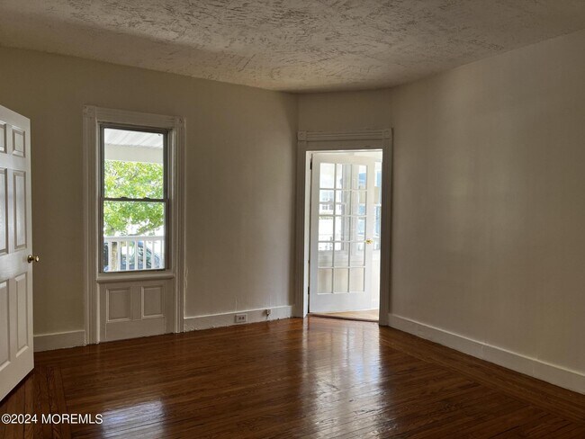 Building Photo - 805 Bond St