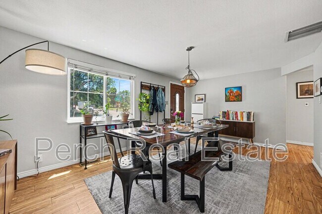 Foto del edificio - 1595 W Maple Ave