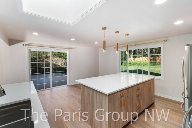 Building Photo - Stunning Mid-Century 2024 Remodel – Centra...