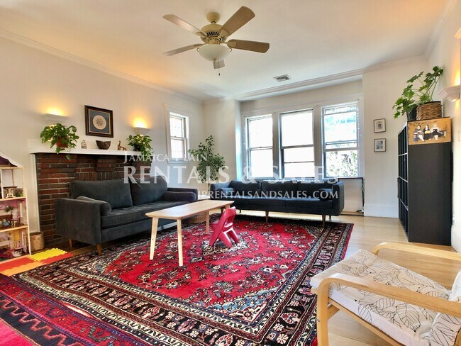 Foto del edificio - 32 Lakeville Rd