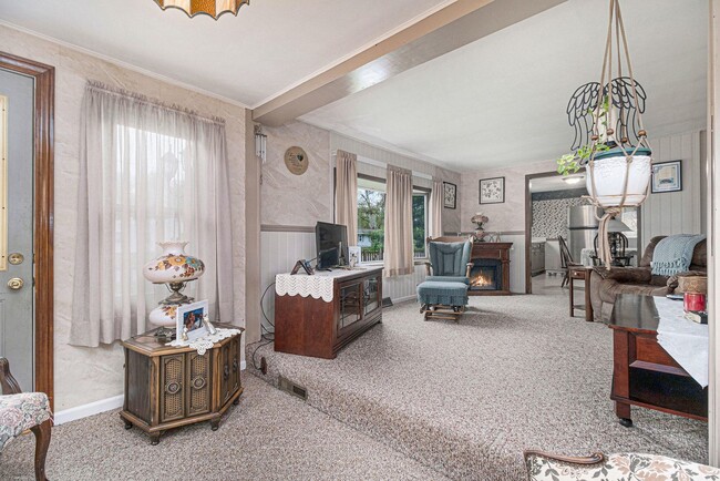 Building Photo - Charming, remodeled 2-Bed/1-Bath  ranch style home with enclosed yard and garage with bonus stora...