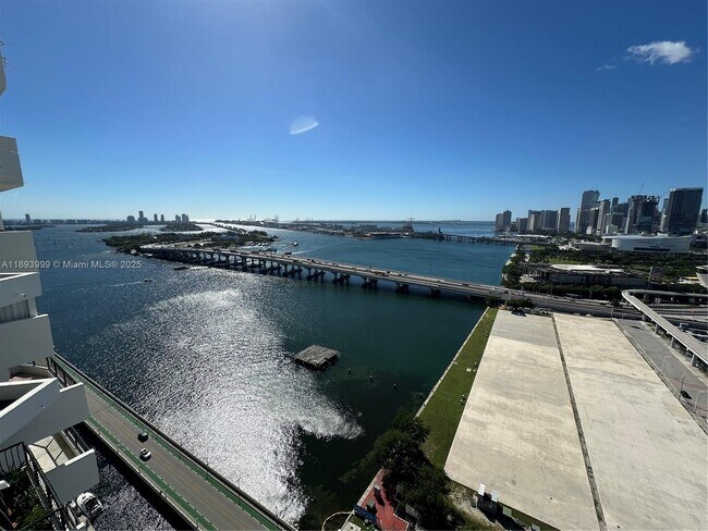 Foto del edificio - 555 NE 15th St